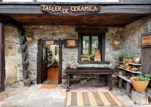 Entrada del taller de cerámica en Caleao