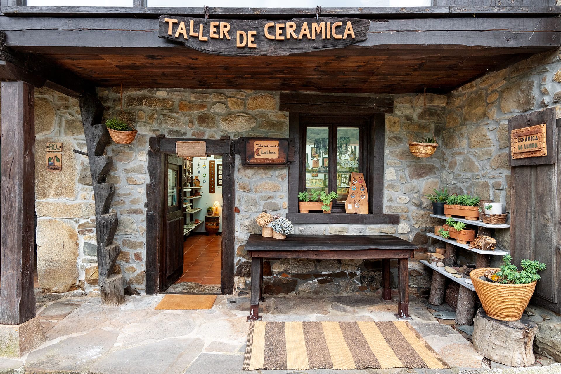 Entrada del taller de cerámica en Caleao